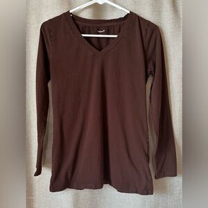 Elesomo•long-sleeve v-neck t-shirt•women’s size small•100% cotton•dark brown